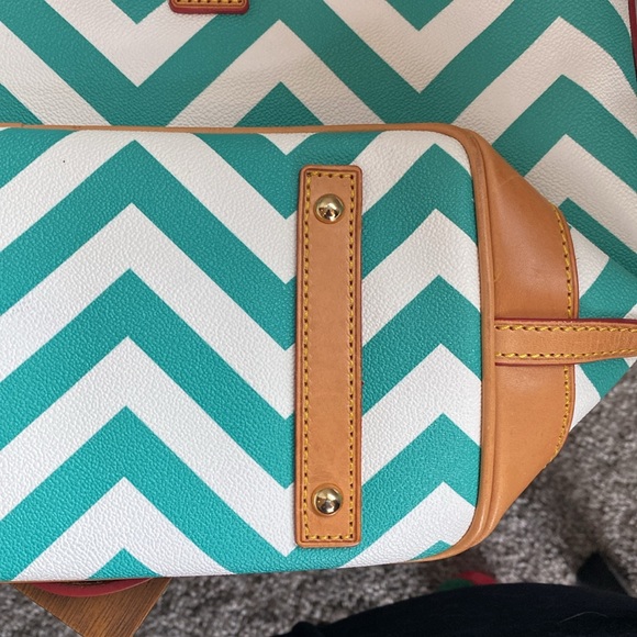 Dooney & Bourke Teal & White Chevron Large Tote, NWOT, Keychain, FC521 SE - Picture 7 of 13